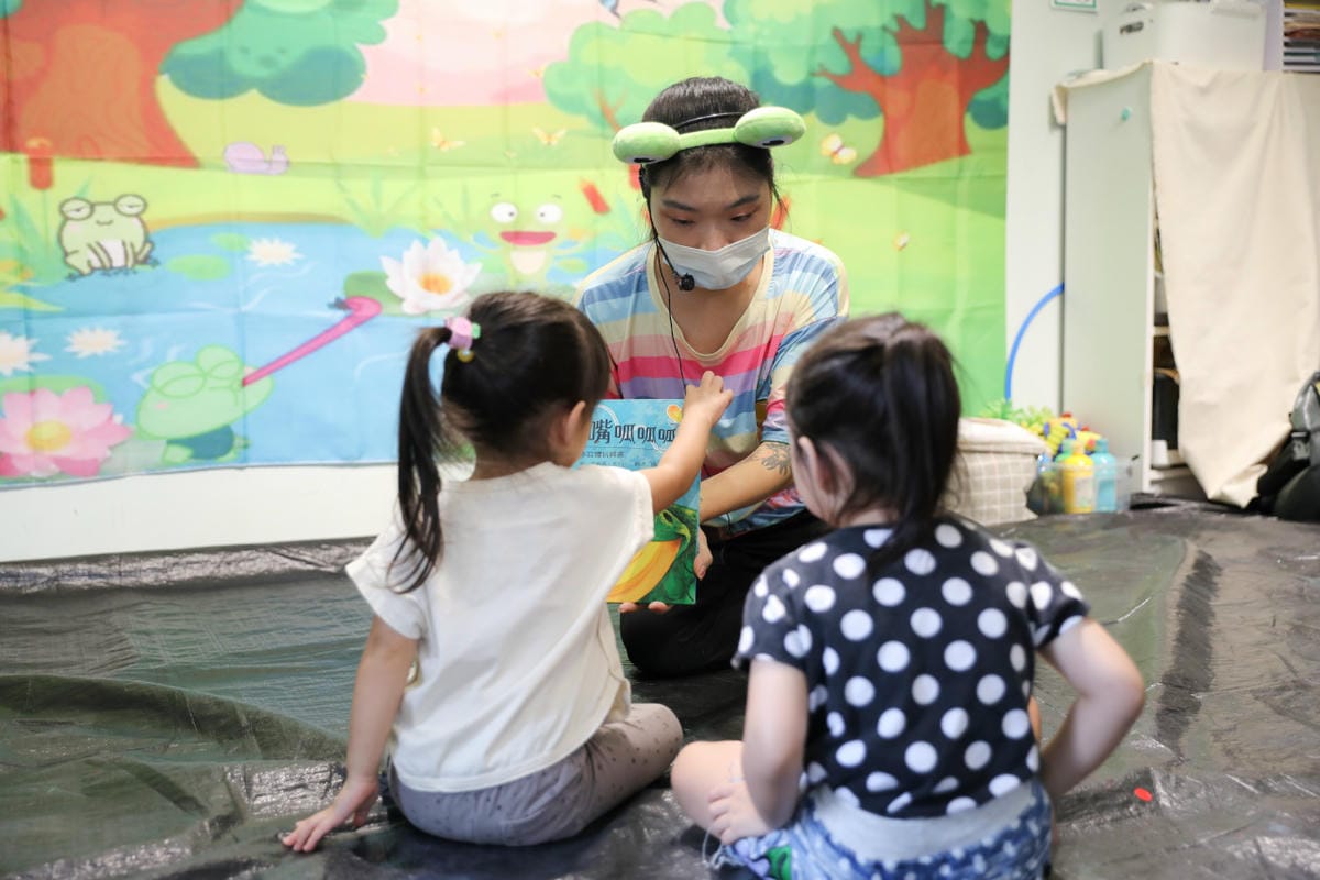 親子育兒｜板橋親子課程推薦！小尾巴創藝空間 Little Tail Kids 采虹老師 兒童彩繪五感課程《大嘴蛙呱呱呱》