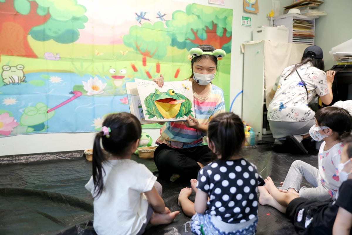 親子育兒｜板橋親子課程推薦！小尾巴創藝空間 Little Tail Kids 采虹老師 兒童彩繪五感課程《大嘴蛙呱呱呱》