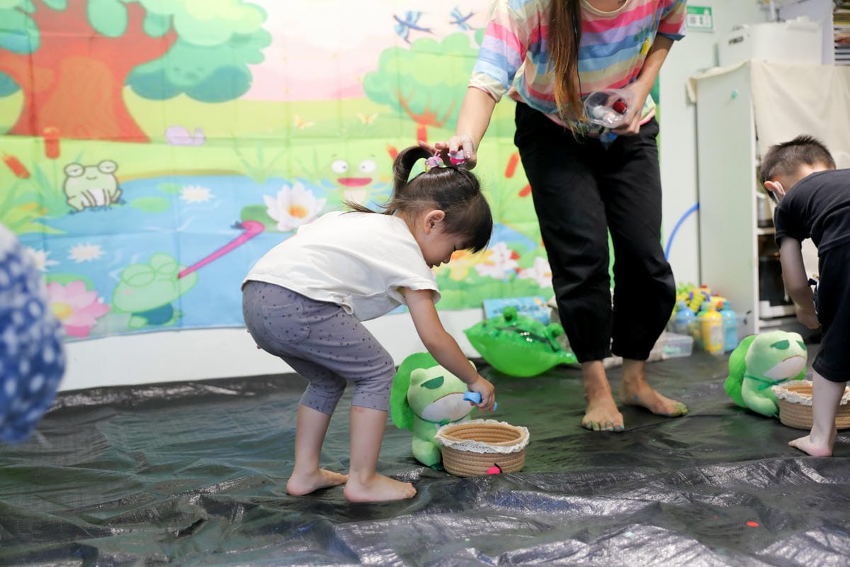 親子育兒｜板橋親子課程推薦！小尾巴創藝空間 Little Tail Kids 采虹老師 兒童彩繪五感課程《大嘴蛙呱呱呱》