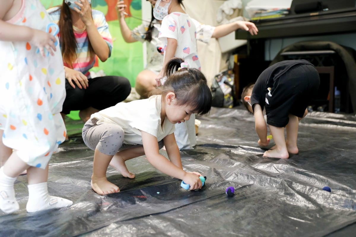 親子育兒｜板橋親子課程推薦！小尾巴創藝空間 Little Tail Kids 采虹老師 兒童彩繪五感課程《大嘴蛙呱呱呱》