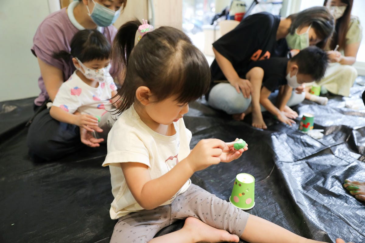 親子育兒｜板橋親子課程推薦！小尾巴創藝空間 Little Tail Kids 采虹老師 兒童彩繪五感課程《大嘴蛙呱呱呱》