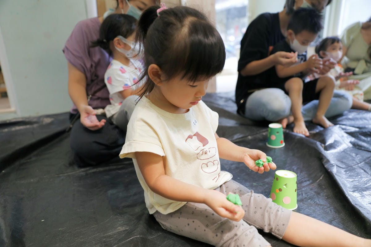 親子育兒｜板橋親子課程推薦！小尾巴創藝空間 Little Tail Kids 采虹老師 兒童彩繪五感課程《大嘴蛙呱呱呱》