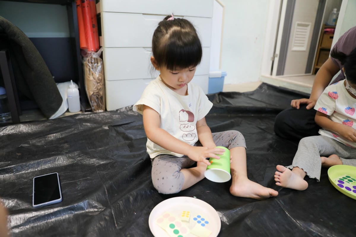 親子育兒｜板橋親子課程推薦！小尾巴創藝空間 Little Tail Kids 采虹老師 兒童彩繪五感課程《大嘴蛙呱呱呱》