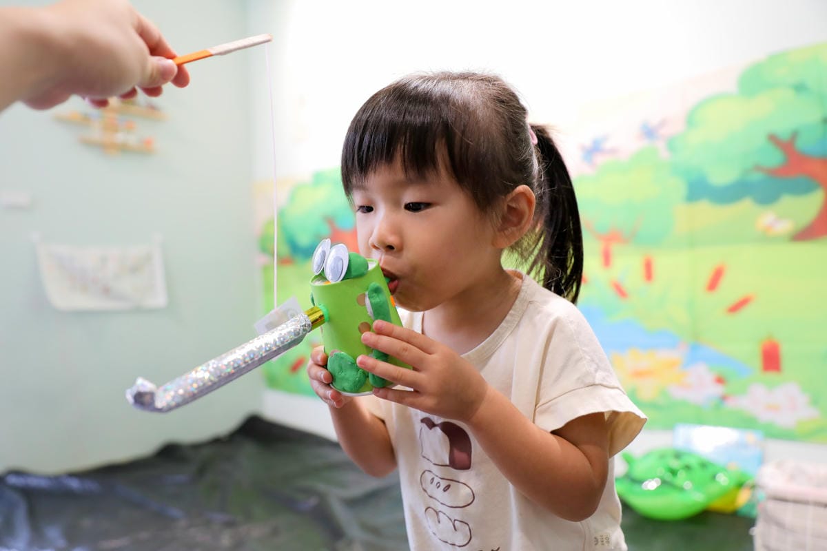 親子育兒｜板橋親子課程推薦！小尾巴創藝空間 Little Tail Kids 采虹老師 兒童彩繪五感課程《大嘴蛙呱呱呱》