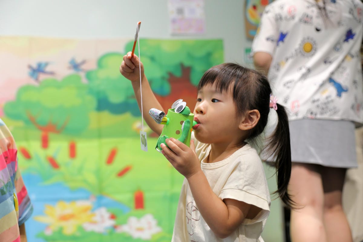 親子育兒｜板橋親子課程推薦！小尾巴創藝空間 Little Tail Kids 采虹老師 兒童彩繪五感課程《大嘴蛙呱呱呱》