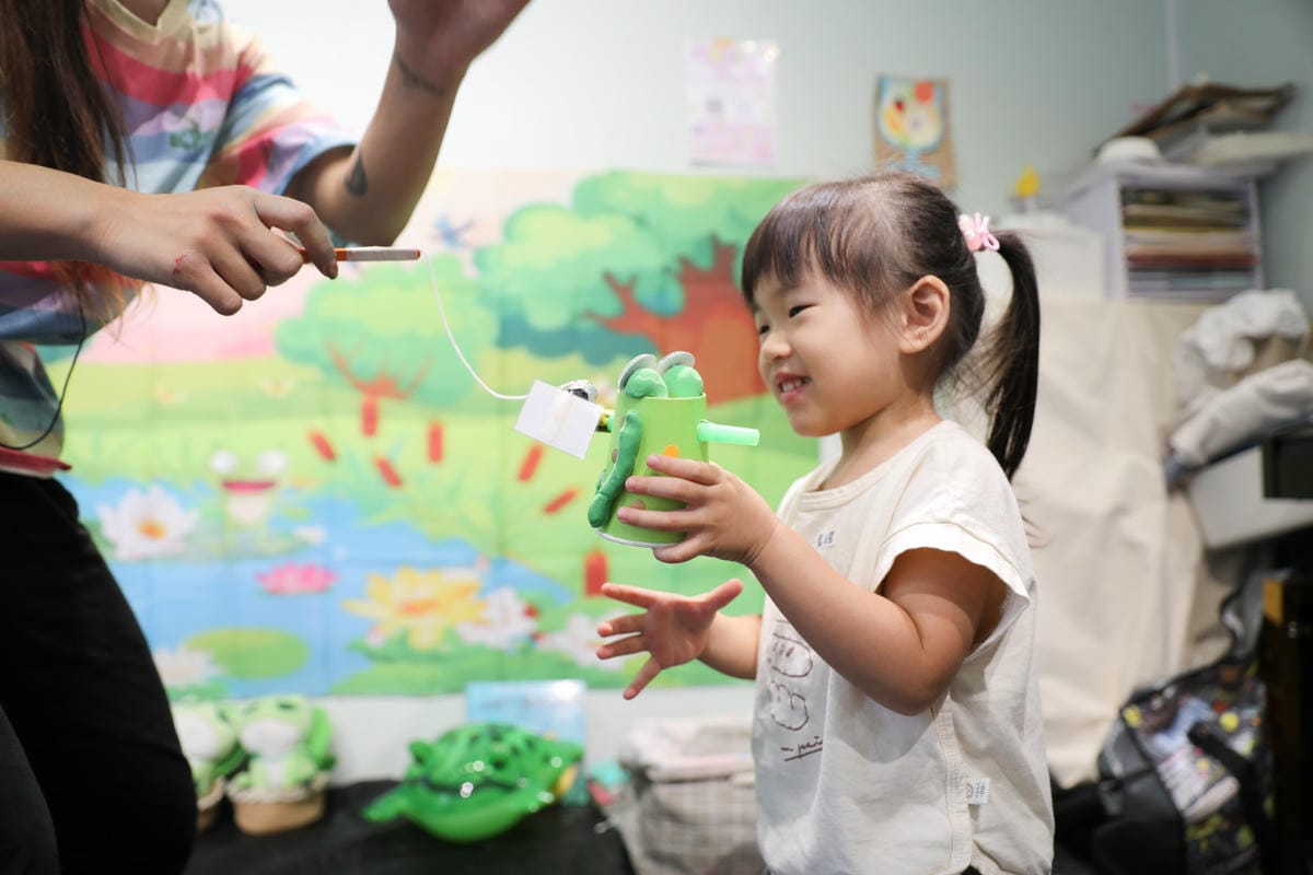 親子育兒｜板橋親子課程推薦！小尾巴創藝空間 Little Tail Kids 采虹老師 兒童彩繪五感課程《大嘴蛙呱呱呱》