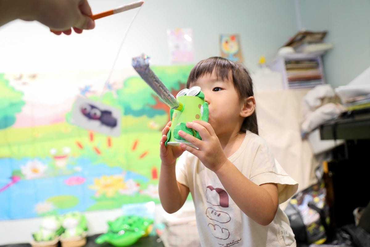 親子育兒｜板橋親子課程推薦！小尾巴創藝空間 Little Tail Kids 采虹老師 兒童彩繪五感課程《大嘴蛙呱呱呱》