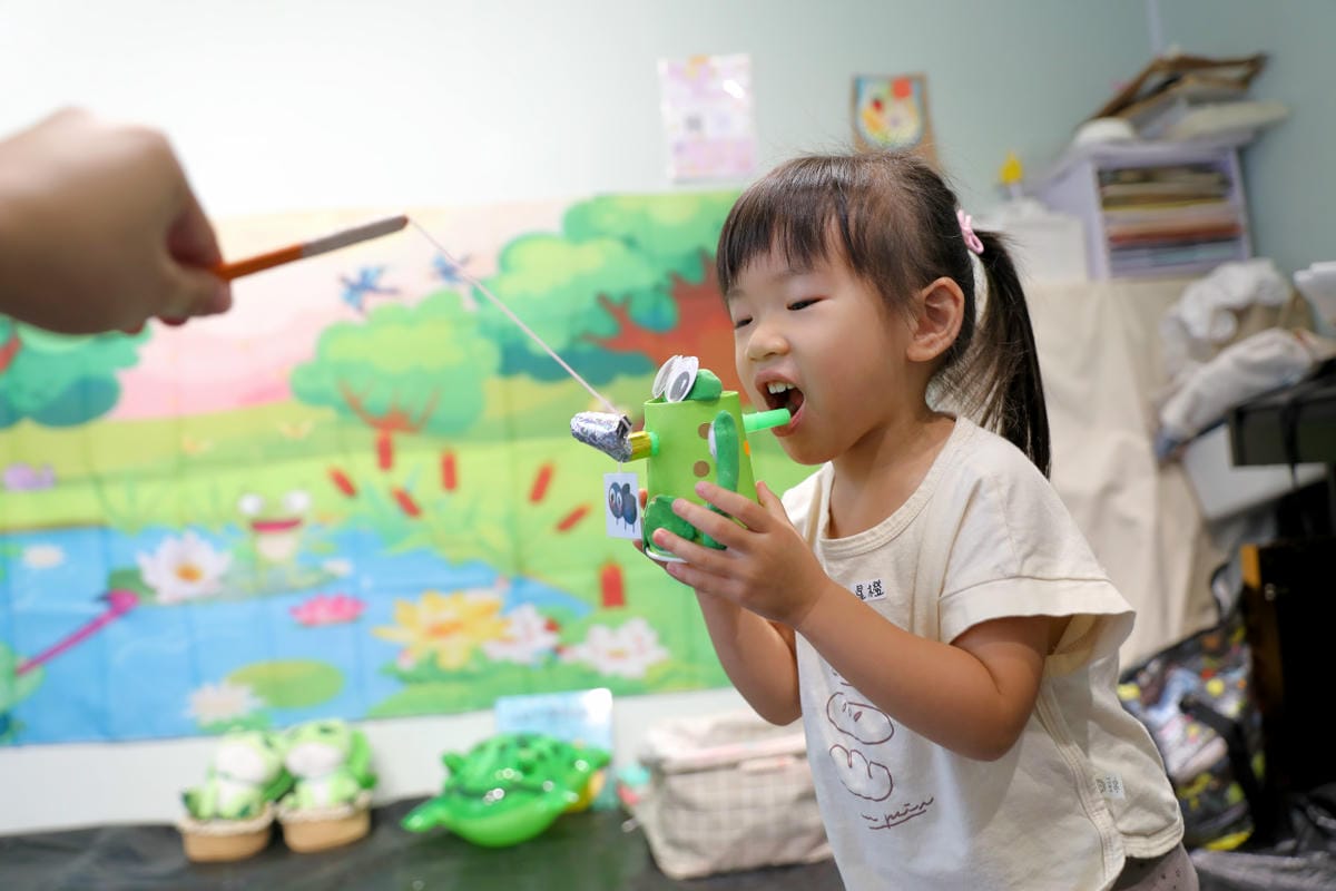 親子育兒｜板橋親子課程推薦！小尾巴創藝空間 Little Tail Kids 采虹老師 兒童彩繪五感課程《大嘴蛙呱呱呱》