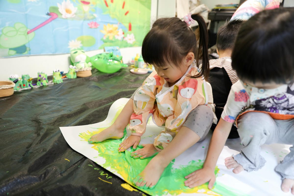 親子育兒｜板橋親子課程推薦！小尾巴創藝空間 Little Tail Kids 采虹老師 兒童彩繪五感課程《大嘴蛙呱呱呱》