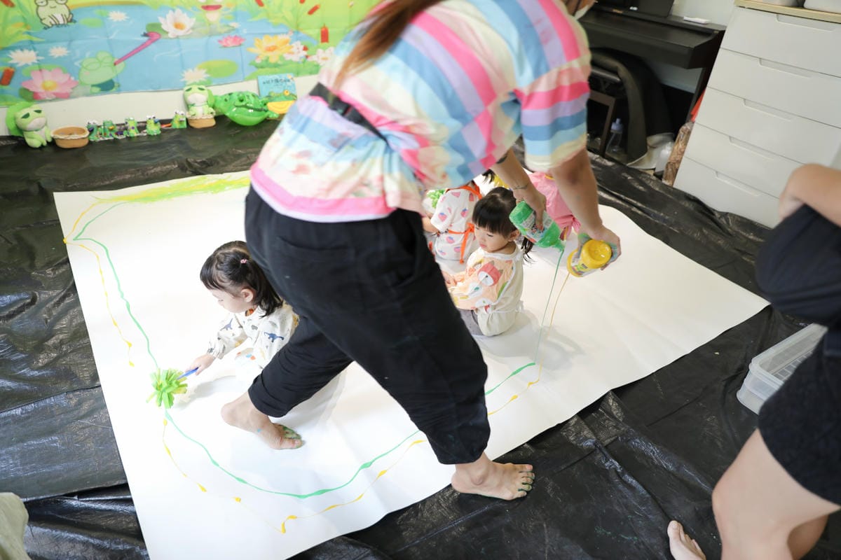 親子育兒｜板橋親子課程推薦！小尾巴創藝空間 Little Tail Kids 采虹老師 兒童彩繪五感課程《大嘴蛙呱呱呱》