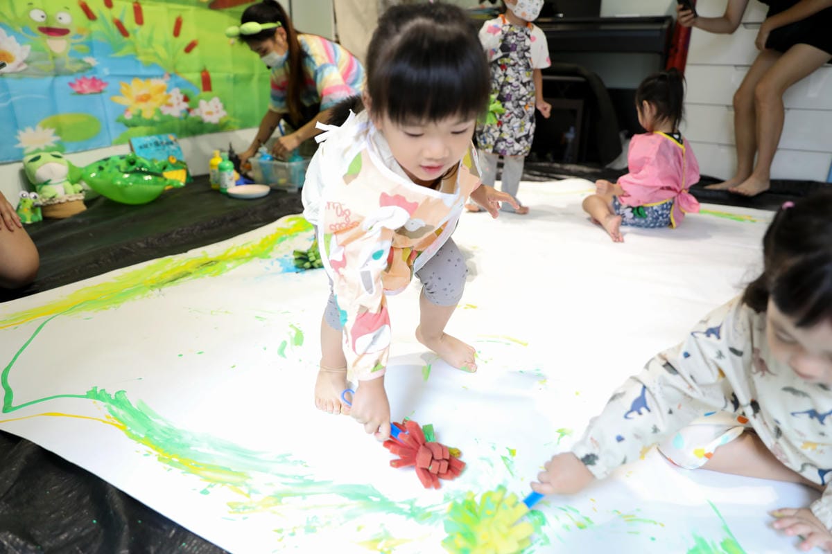 親子育兒｜板橋親子課程推薦！小尾巴創藝空間 Little Tail Kids 采虹老師 兒童彩繪五感課程《大嘴蛙呱呱呱》