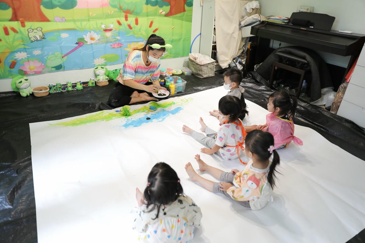 親子育兒｜板橋親子課程推薦！小尾巴創藝空間 Little Tail Kids 采虹老師 兒童彩繪五感課程《大嘴蛙呱呱呱》