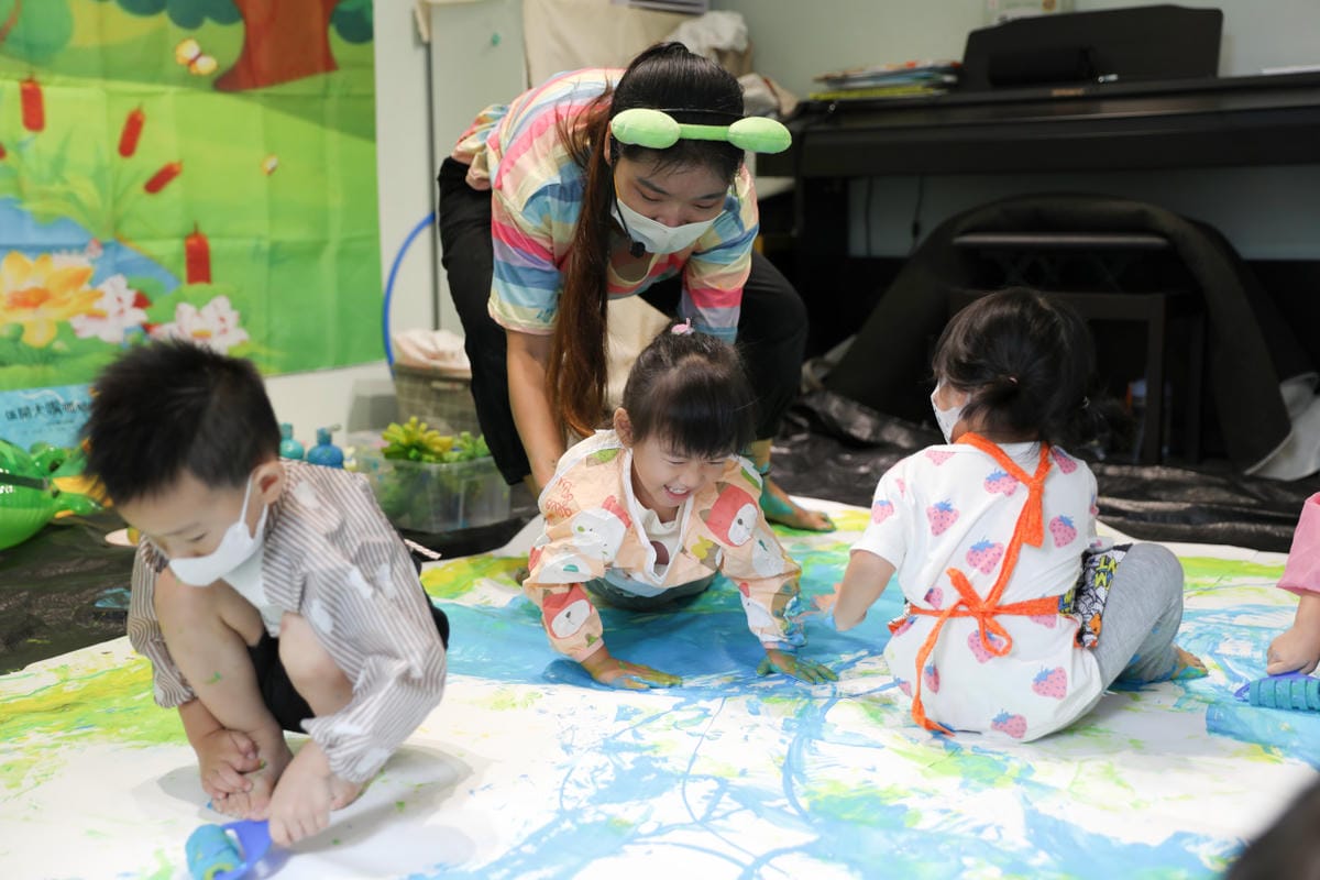 親子育兒｜板橋親子課程推薦！小尾巴創藝空間 Little Tail Kids 采虹老師 兒童彩繪五感課程《大嘴蛙呱呱呱》