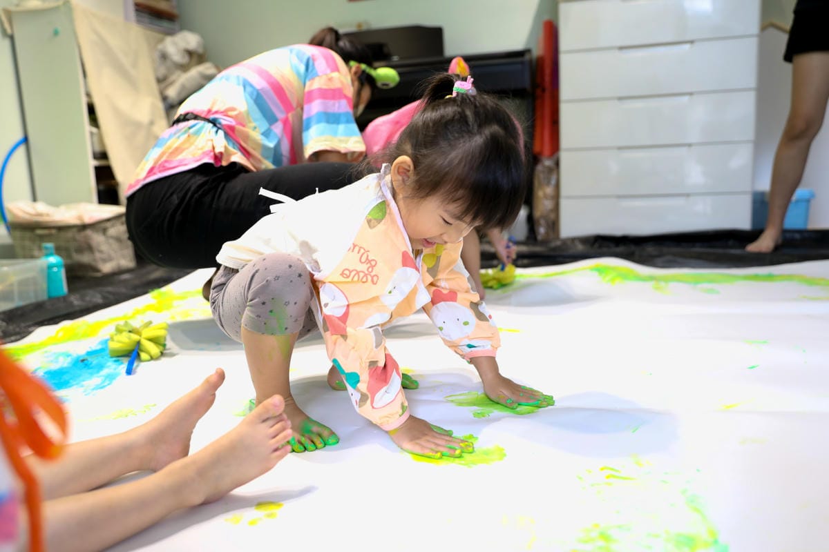 親子育兒｜板橋親子課程推薦！小尾巴創藝空間 Little Tail Kids 采虹老師 兒童彩繪五感課程《大嘴蛙呱呱呱》