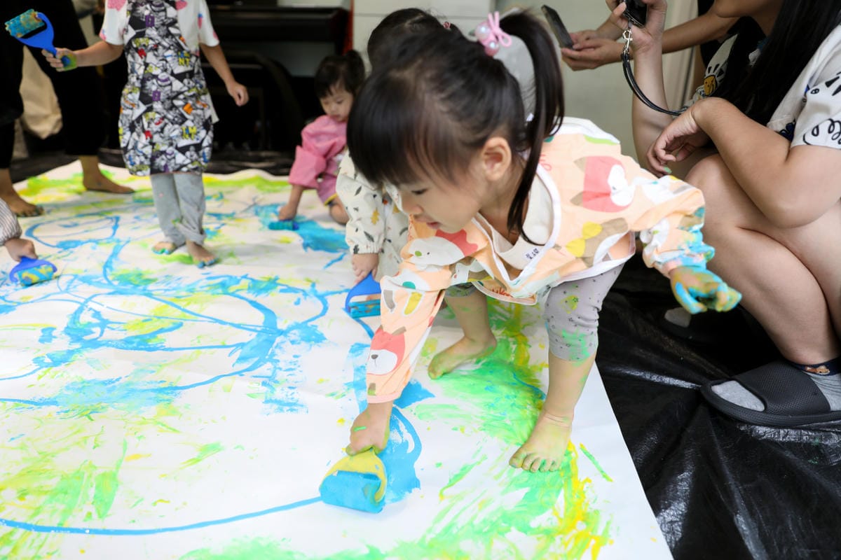 親子育兒｜板橋親子課程推薦！小尾巴創藝空間 Little Tail Kids 采虹老師 兒童彩繪五感課程《大嘴蛙呱呱呱》