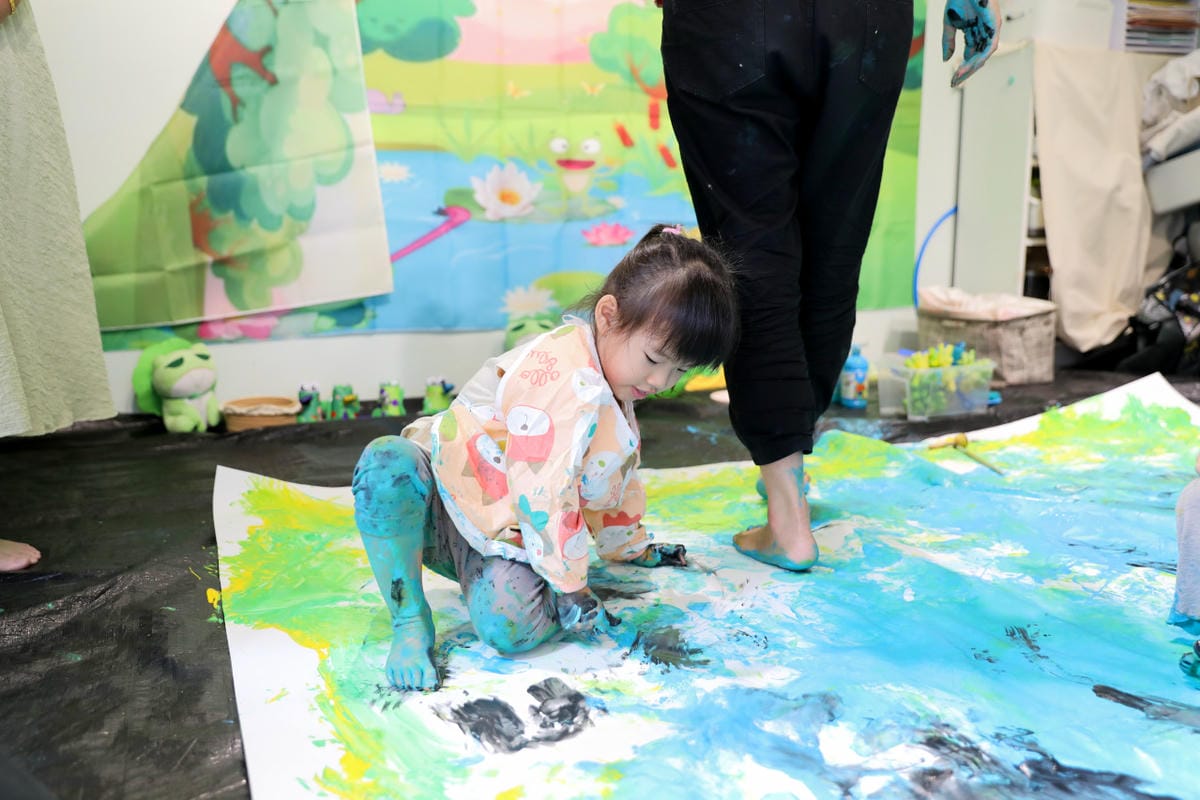 親子育兒｜板橋親子課程推薦！小尾巴創藝空間 Little Tail Kids 采虹老師 兒童彩繪五感課程《大嘴蛙呱呱呱》