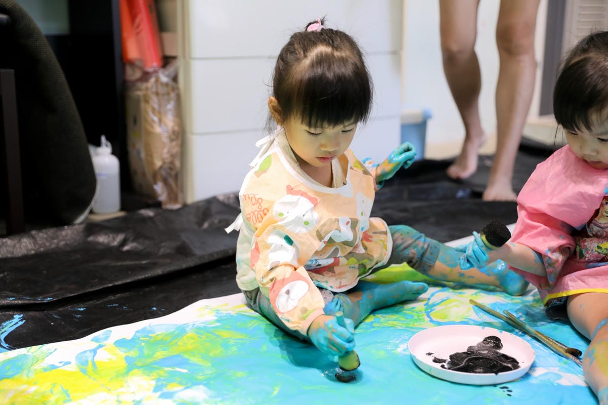 親子育兒｜板橋親子課程推薦！小尾巴創藝空間 Little Tail Kids 采虹老師 兒童彩繪五感課程《大嘴蛙呱呱呱》