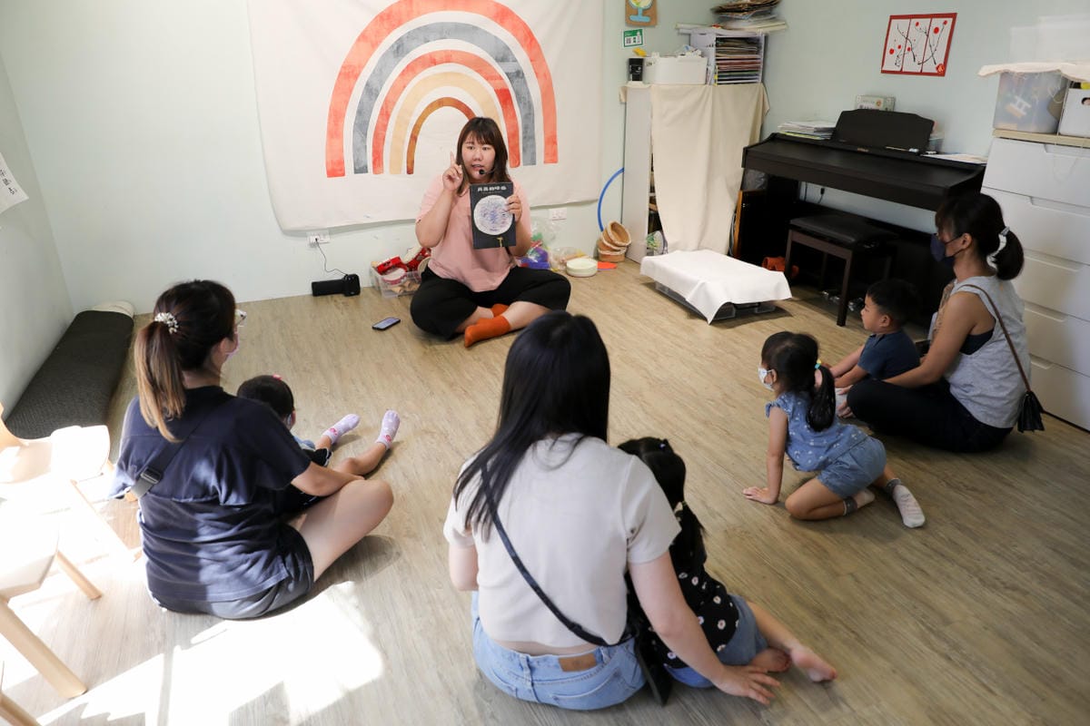 親子育兒|板橋親子課程!小尾巴創藝空間 Little Tail Kids 煒煒老師 兒童音樂美術課程《中秋節》月亮感官盆 x 節慶音樂 - 第4張圖 親子育兒|板橋親子課程!小尾巴創藝空間 Little Tail Kids 煒煒老師 兒童音樂美術課程《中秋節》月亮感官盆 x 節慶音樂