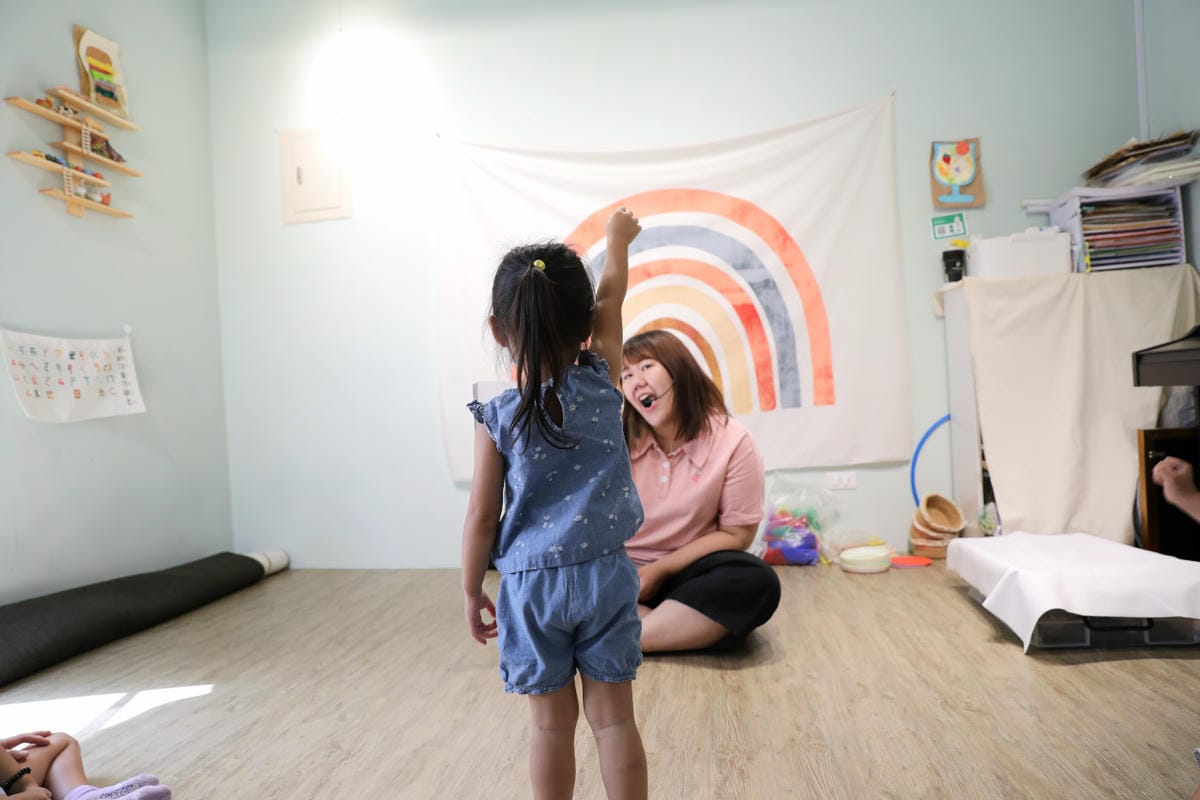 親子育兒|板橋親子課程!小尾巴創藝空間 Little Tail Kids 煒煒老師 兒童音樂美術課程《中秋節》月亮感官盆 x 節慶音樂 - 第6張圖 親子育兒|板橋親子課程!小尾巴創藝空間 Little Tail Kids 煒煒老師 兒童音樂美術課程《中秋節》月亮感官盆 x 節慶音樂