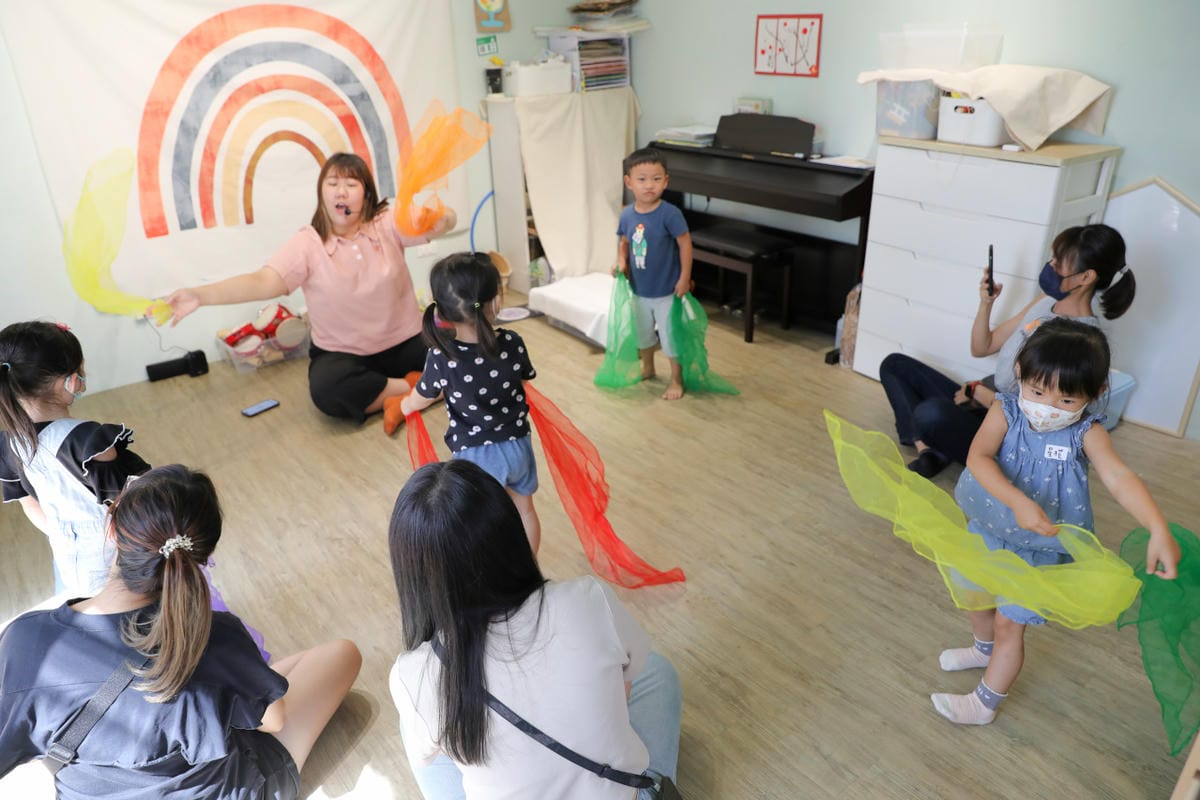 親子育兒|板橋親子課程!小尾巴創藝空間 Little Tail Kids 煒煒老師 兒童音樂美術課程《中秋節》月亮感官盆 x 節慶音樂 - 第7張圖 親子育兒|板橋親子課程!小尾巴創藝空間 Little Tail Kids 煒煒老師 兒童音樂美術課程《中秋節》月亮感官盆 x 節慶音樂
