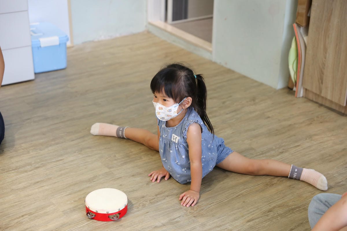 親子育兒|板橋親子課程!小尾巴創藝空間 Little Tail Kids 煒煒老師 兒童音樂美術課程《中秋節》月亮感官盆 x 節慶音樂 - 第8張圖 親子育兒|板橋親子課程!小尾巴創藝空間 Little Tail Kids 煒煒老師 兒童音樂美術課程《中秋節》月亮感官盆 x 節慶音樂