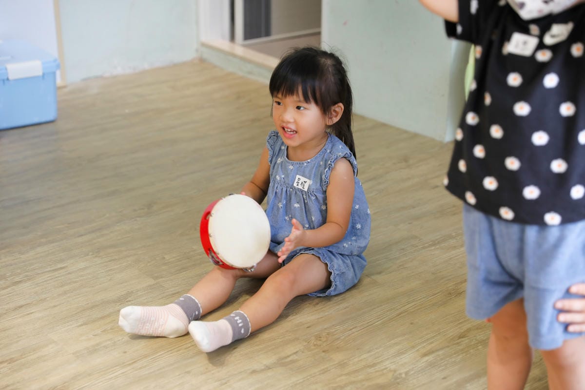 親子育兒|板橋親子課程!小尾巴創藝空間 Little Tail Kids 煒煒老師 兒童音樂美術課程《中秋節》月亮感官盆 x 節慶音樂 - 第9張圖 親子育兒|板橋親子課程!小尾巴創藝空間 Little Tail Kids 煒煒老師 兒童音樂美術課程《中秋節》月亮感官盆 x 節慶音樂