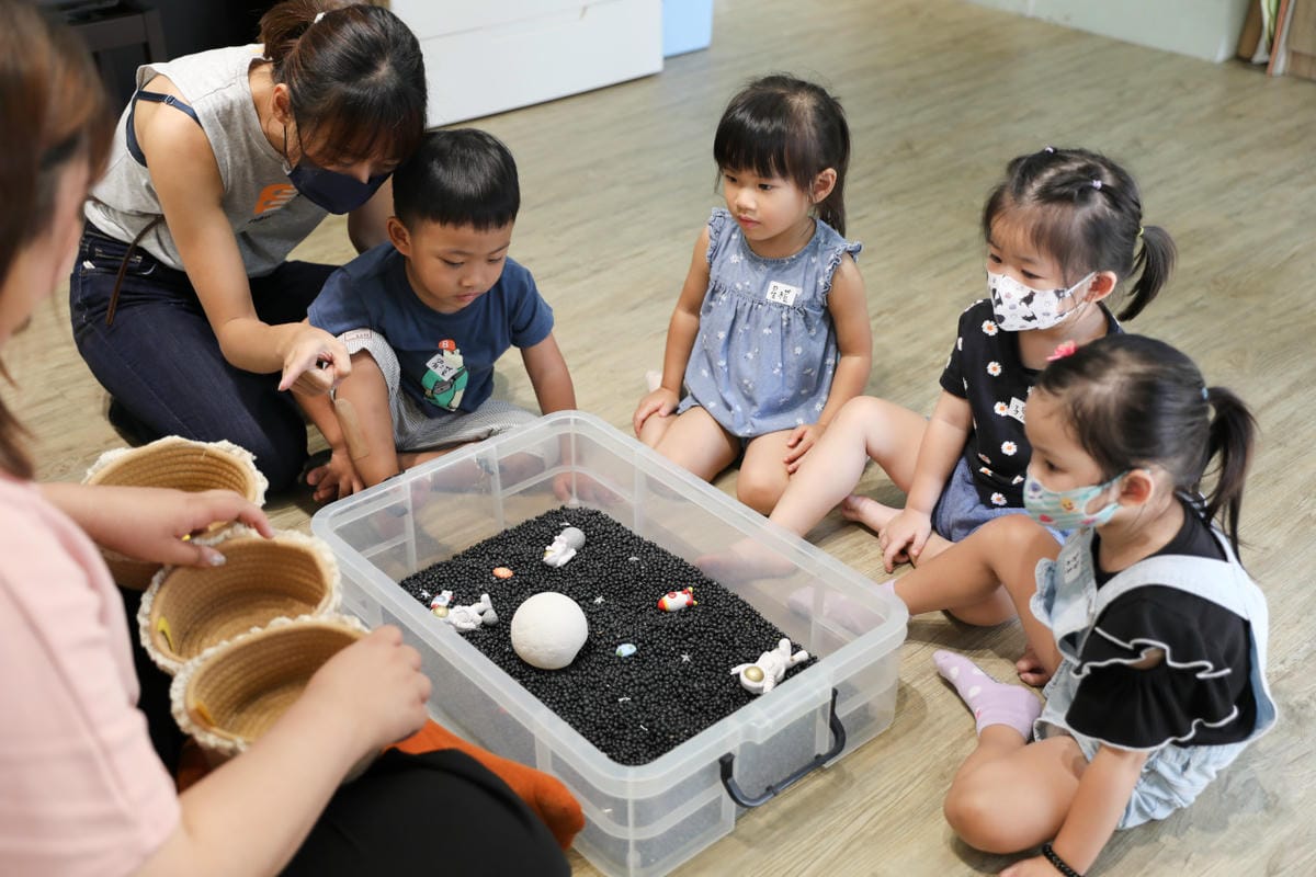 親子育兒|板橋親子課程!小尾巴創藝空間 Little Tail Kids 煒煒老師 兒童音樂美術課程《中秋節》月亮感官盆 x 節慶音樂 - 第11張圖 親子育兒|板橋親子課程!小尾巴創藝空間 Little Tail Kids 煒煒老師 兒童音樂美術課程《中秋節》月亮感官盆 x 節慶音樂