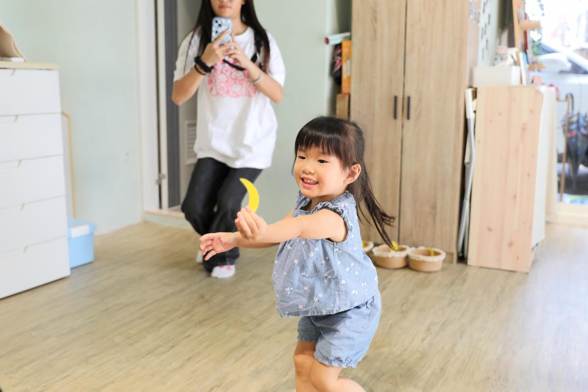 親子育兒|板橋親子課程!小尾巴創藝空間 Little Tail Kids 煒煒老師 兒童音樂美術課程《中秋節》月亮感官盆 x 節慶音樂 - 第13張圖 親子育兒|板橋親子課程!小尾巴創藝空間 Little Tail Kids 煒煒老師 兒童音樂美術課程《中秋節》月亮感官盆 x 節慶音樂