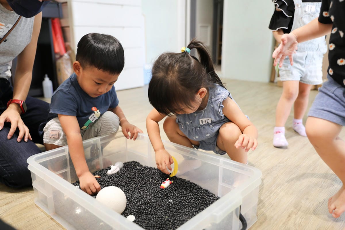 親子育兒|板橋親子課程!小尾巴創藝空間 Little Tail Kids 煒煒老師 兒童音樂美術課程《中秋節》月亮感官盆 x 節慶音樂 - 第12張圖 親子育兒|板橋親子課程!小尾巴創藝空間 Little Tail Kids 煒煒老師 兒童音樂美術課程《中秋節》月亮感官盆 x 節慶音樂