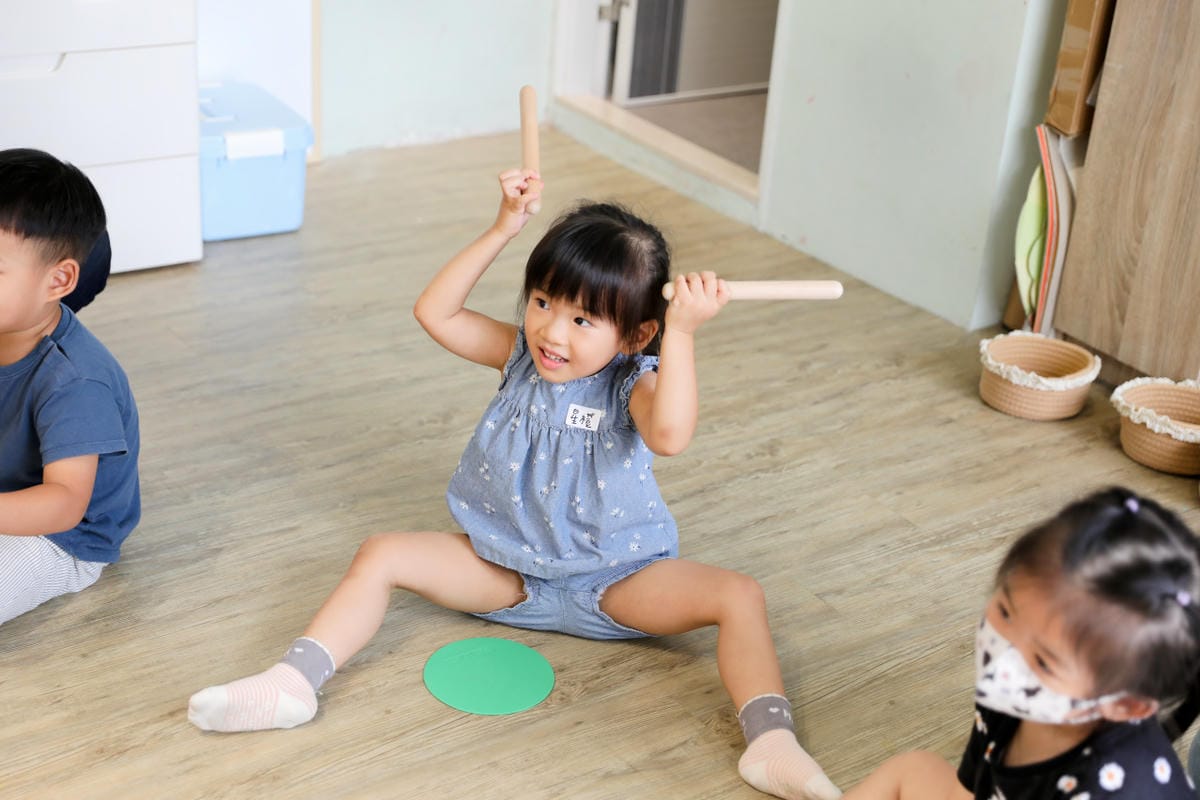 親子育兒|板橋親子課程!小尾巴創藝空間 Little Tail Kids 煒煒老師 兒童音樂美術課程《中秋節》月亮感官盆 x 節慶音樂 - 第16張圖 親子育兒|板橋親子課程!小尾巴創藝空間 Little Tail Kids 煒煒老師 兒童音樂美術課程《中秋節》月亮感官盆 x 節慶音樂