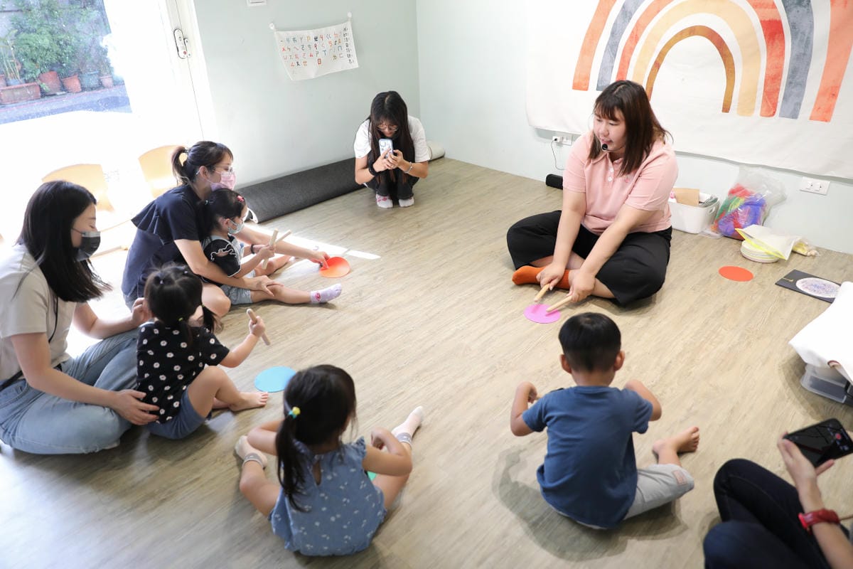 親子育兒|板橋親子課程!小尾巴創藝空間 Little Tail Kids 煒煒老師 兒童音樂美術課程《中秋節》月亮感官盆 x 節慶音樂 - 第15張圖 親子育兒|板橋親子課程!小尾巴創藝空間 Little Tail Kids 煒煒老師 兒童音樂美術課程《中秋節》月亮感官盆 x 節慶音樂