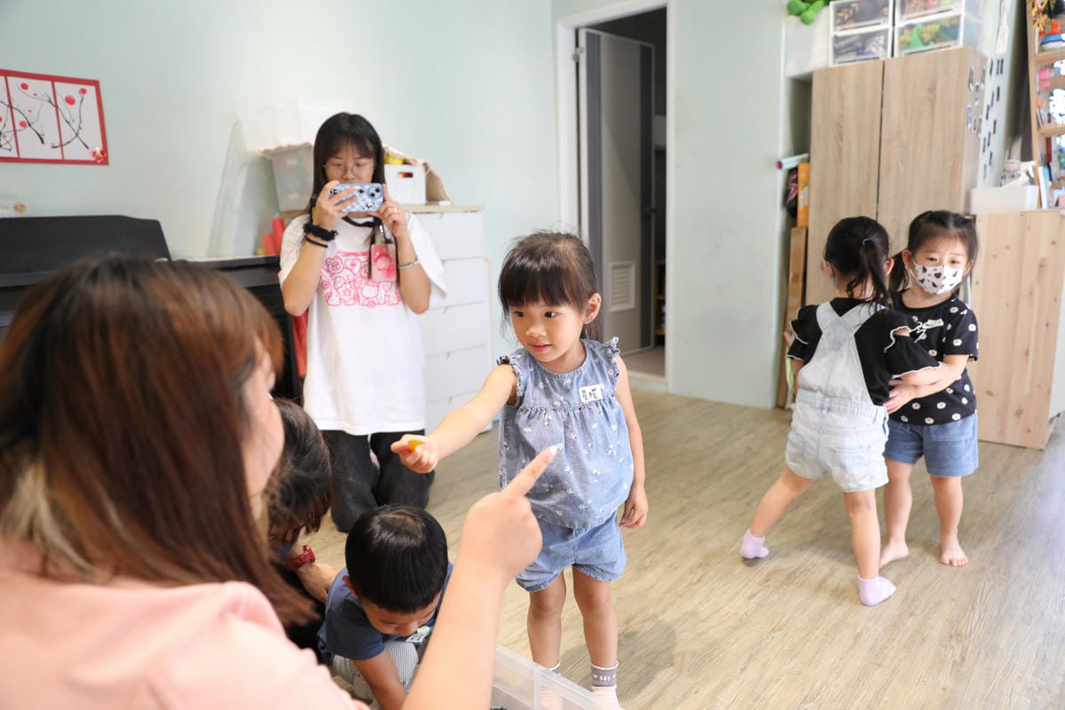 親子育兒|板橋親子課程!小尾巴創藝空間 Little Tail Kids 煒煒老師 兒童音樂美術課程《中秋節》月亮感官盆 x 節慶音樂 - 第14張圖 親子育兒|板橋親子課程!小尾巴創藝空間 Little Tail Kids 煒煒老師 兒童音樂美術課程《中秋節》月亮感官盆 x 節慶音樂