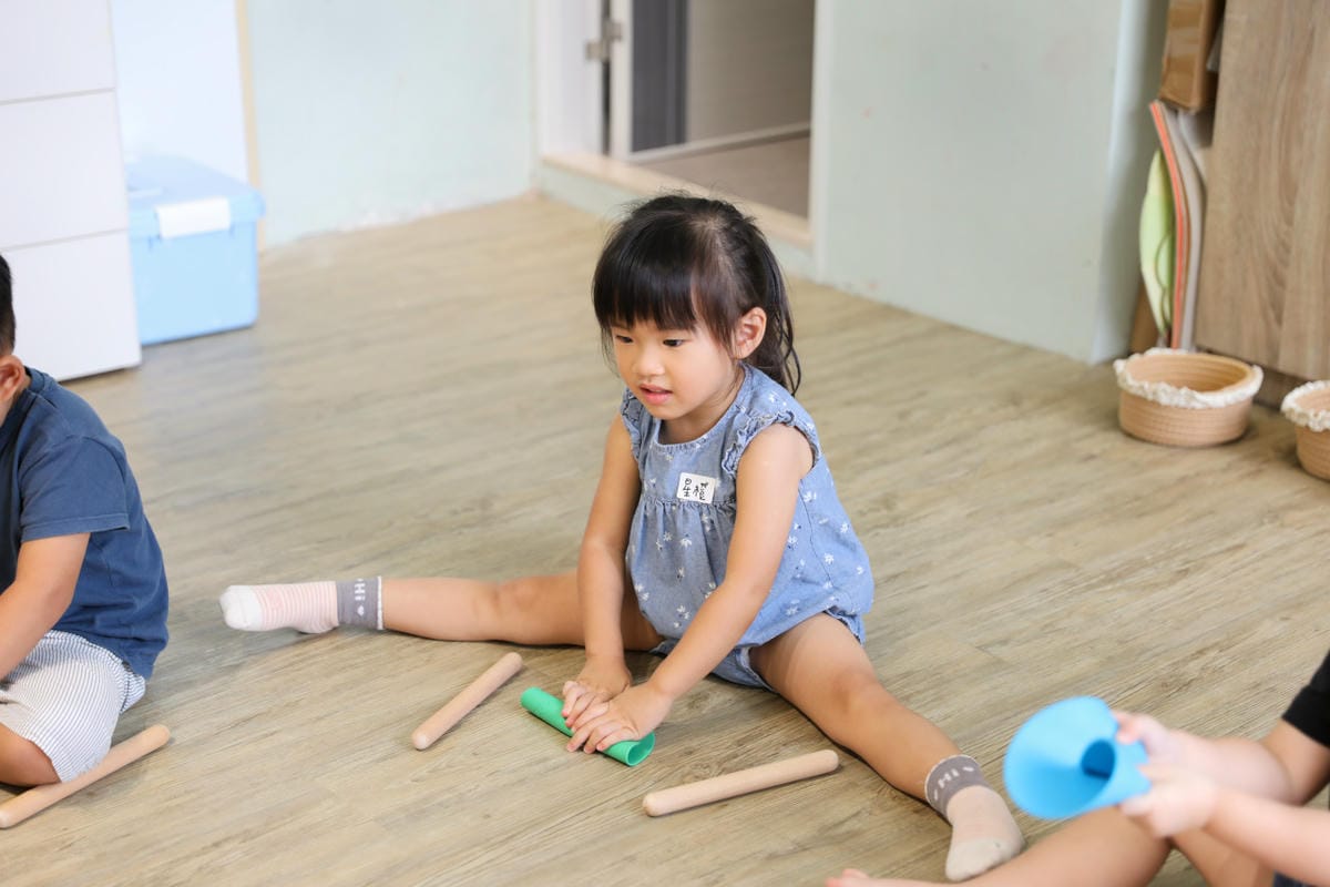 親子育兒|板橋親子課程!小尾巴創藝空間 Little Tail Kids 煒煒老師 兒童音樂美術課程《中秋節》月亮感官盆 x 節慶音樂 - 第17張圖 親子育兒|板橋親子課程!小尾巴創藝空間 Little Tail Kids 煒煒老師 兒童音樂美術課程《中秋節》月亮感官盆 x 節慶音樂