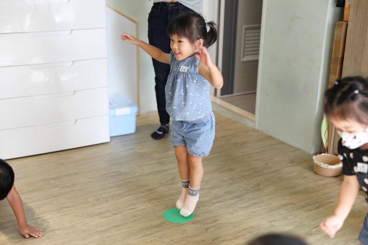 親子育兒|板橋親子課程!小尾巴創藝空間 Little Tail Kids 煒煒老師 兒童音樂美術課程《中秋節》月亮感官盆 x 節慶音樂 - 第20張圖 親子育兒|板橋親子課程!小尾巴創藝空間 Little Tail Kids 煒煒老師 兒童音樂美術課程《中秋節》月亮感官盆 x 節慶音樂