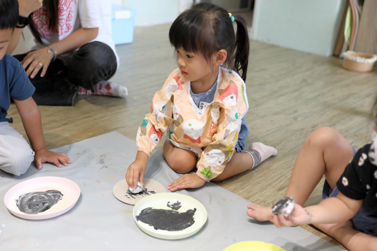 親子育兒|板橋親子課程!小尾巴創藝空間 Little Tail Kids 煒煒老師 兒童音樂美術課程《中秋節》月亮感官盆 x 節慶音樂 - 第22張圖 親子育兒|板橋親子課程!小尾巴創藝空間 Little Tail Kids 煒煒老師 兒童音樂美術課程《中秋節》月亮感官盆 x 節慶音樂