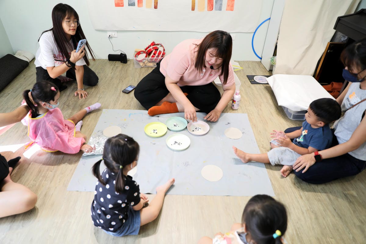 親子育兒|板橋親子課程!小尾巴創藝空間 Little Tail Kids 煒煒老師 兒童音樂美術課程《中秋節》月亮感官盆 x 節慶音樂 - 第21張圖 親子育兒|板橋親子課程!小尾巴創藝空間 Little Tail Kids 煒煒老師 兒童音樂美術課程《中秋節》月亮感官盆 x 節慶音樂