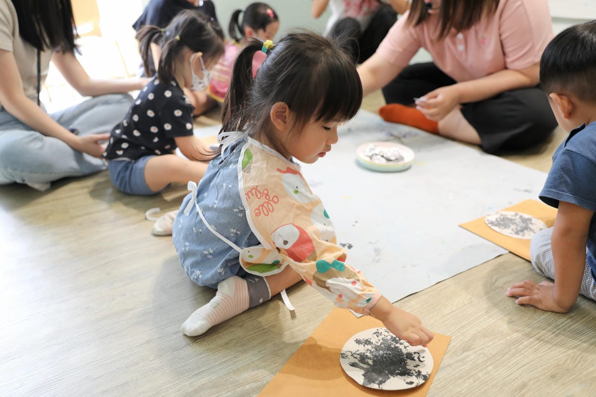 親子育兒|板橋親子課程!小尾巴創藝空間 Little Tail Kids 煒煒老師 兒童音樂美術課程《中秋節》月亮感官盆 x 節慶音樂 - 第23張圖 親子育兒|板橋親子課程!小尾巴創藝空間 Little Tail Kids 煒煒老師 兒童音樂美術課程《中秋節》月亮感官盆 x 節慶音樂
