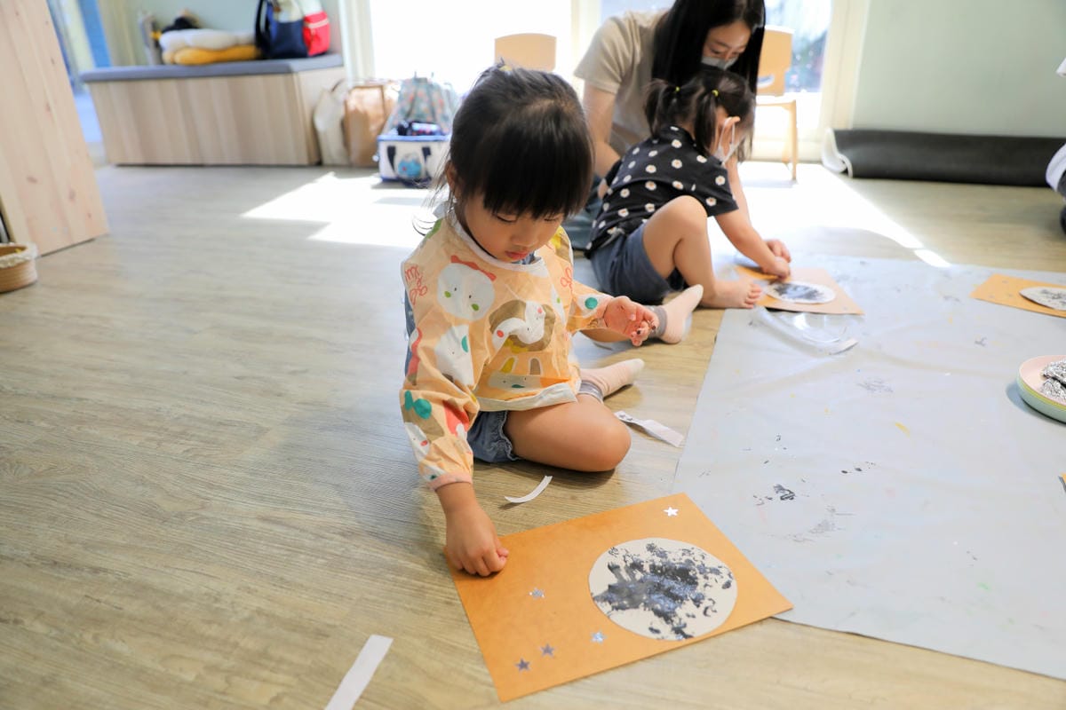 親子育兒|板橋親子課程!小尾巴創藝空間 Little Tail Kids 煒煒老師 兒童音樂美術課程《中秋節》月亮感官盆 x 節慶音樂 - 第24張圖 親子育兒|板橋親子課程!小尾巴創藝空間 Little Tail Kids 煒煒老師 兒童音樂美術課程《中秋節》月亮感官盆 x 節慶音樂