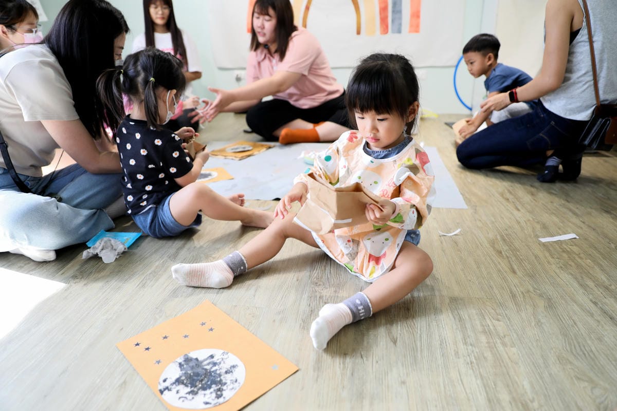 親子育兒|板橋親子課程!小尾巴創藝空間 Little Tail Kids 煒煒老師 兒童音樂美術課程《中秋節》月亮感官盆 x 節慶音樂 - 第25張圖 親子育兒|板橋親子課程!小尾巴創藝空間 Little Tail Kids 煒煒老師 兒童音樂美術課程《中秋節》月亮感官盆 x 節慶音樂