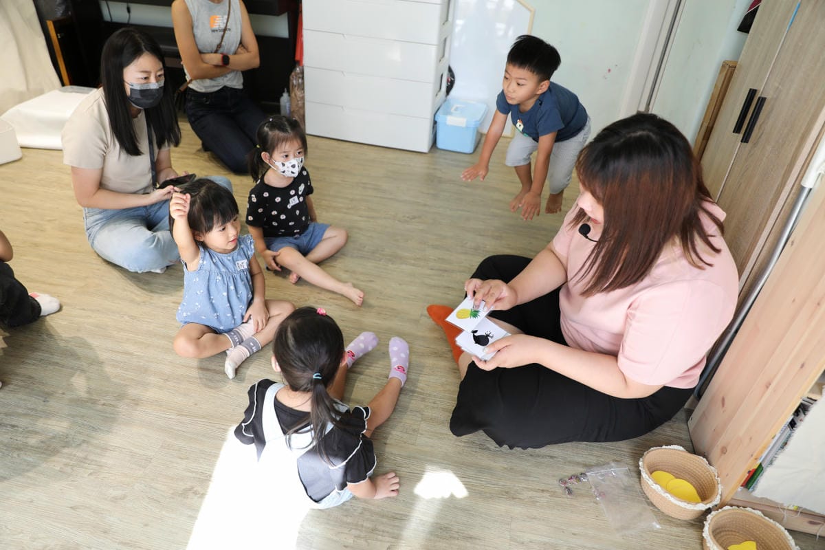 親子育兒|板橋親子課程!小尾巴創藝空間 Little Tail Kids 煒煒老師 兒童音樂美術課程《中秋節》月亮感官盆 x 節慶音樂 - 第26張圖 親子育兒|板橋親子課程!小尾巴創藝空間 Little Tail Kids 煒煒老師 兒童音樂美術課程《中秋節》月亮感官盆 x 節慶音樂