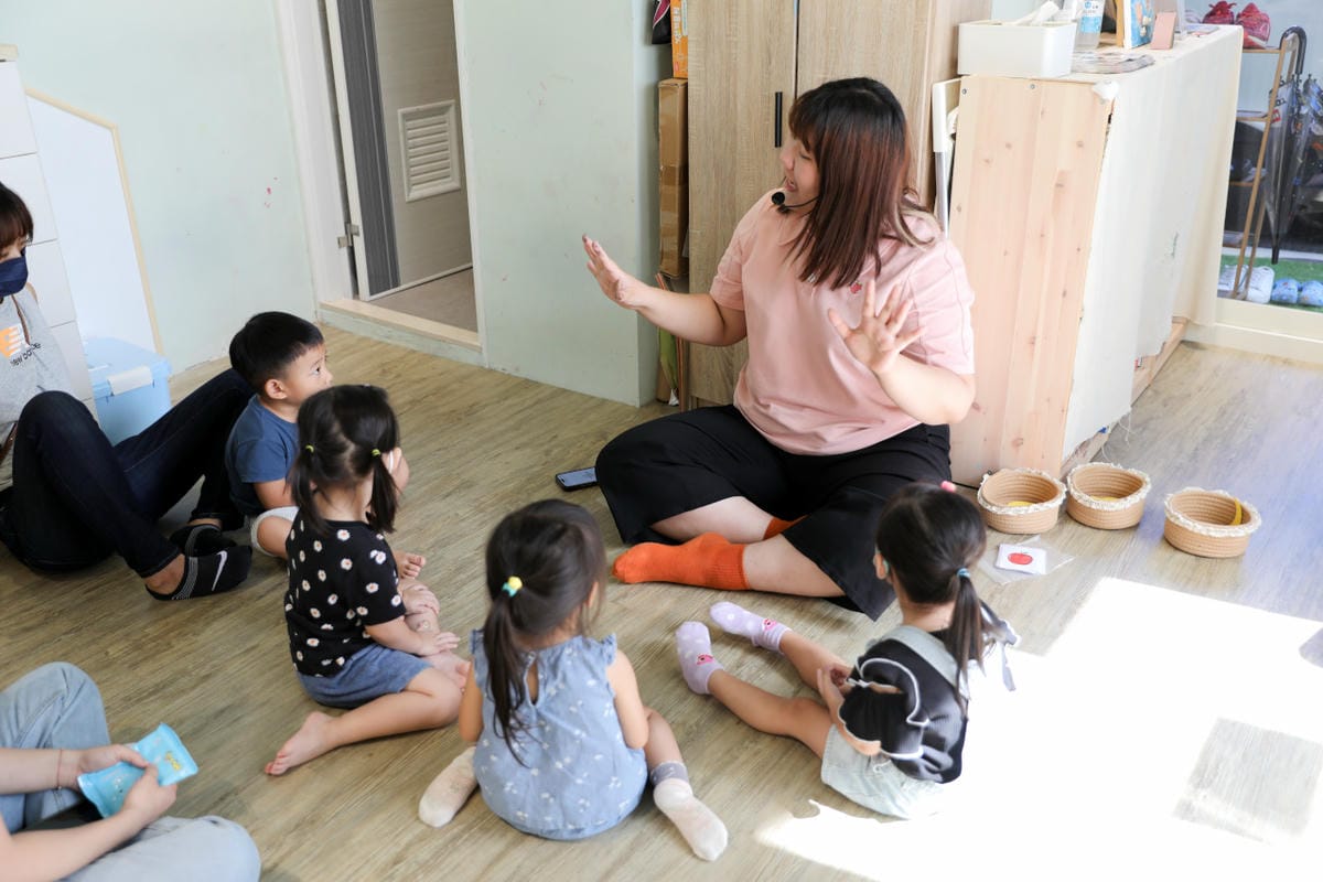 親子育兒|板橋親子課程!小尾巴創藝空間 Little Tail Kids 煒煒老師 兒童音樂美術課程《中秋節》月亮感官盆 x 節慶音樂 - 第27張圖 親子育兒|板橋親子課程!小尾巴創藝空間 Little Tail Kids 煒煒老師 兒童音樂美術課程《中秋節》月亮感官盆 x 節慶音樂