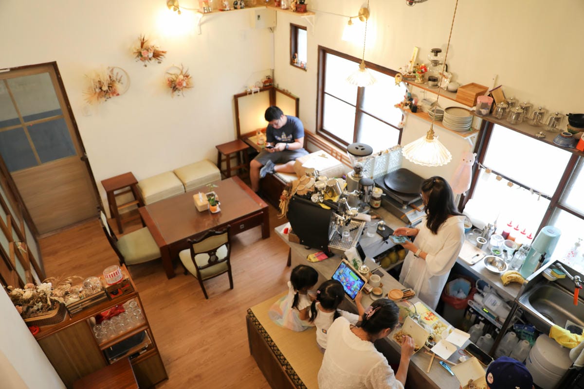 台南食記｜台南老屋咖啡廳推薦！木梯 喫茶店 咖啡．飲品．甜薄餅
