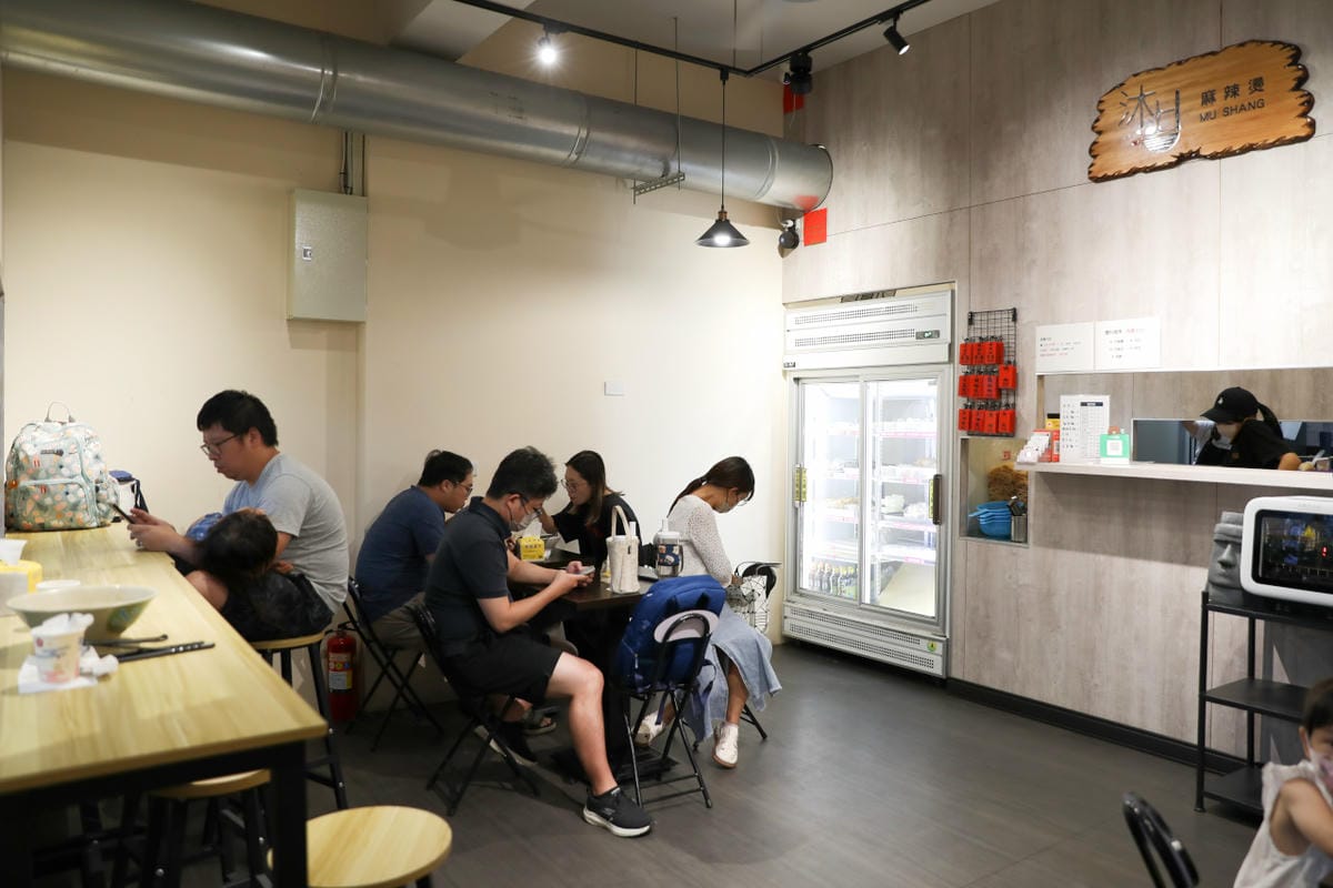 苗栗食記｜苗栗人氣排隊美食推薦！沐上麻辣燙 大骨奶香湯頭，可以喝的麻辣燙~