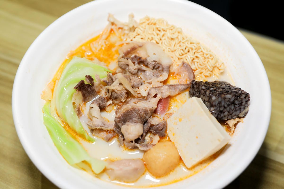 苗栗食記｜苗栗人氣排隊美食推薦！沐上麻辣燙 大骨奶香湯頭，可以喝的麻辣燙~