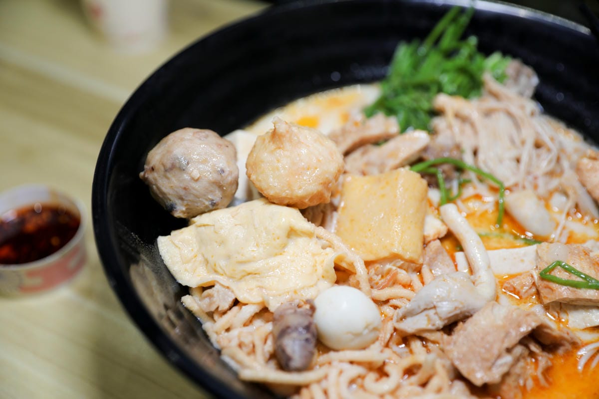 苗栗食記｜苗栗人氣排隊美食推薦！沐上麻辣燙 大骨奶香湯頭，可以喝的麻辣燙~