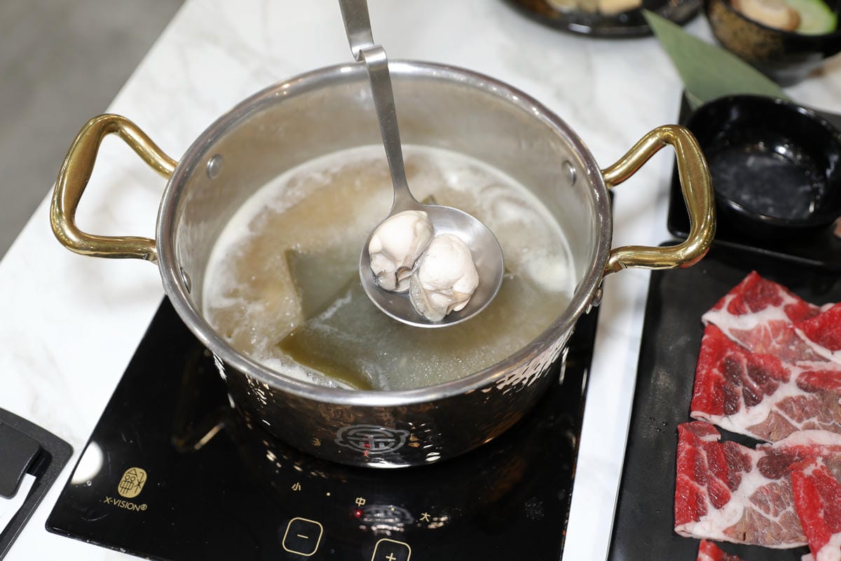 桃園食記｜2023桃園最新開幕火鍋推薦！涮金鍋 和風涮涮鍋 不能錯過的黃金雞湯與雞生蠔！