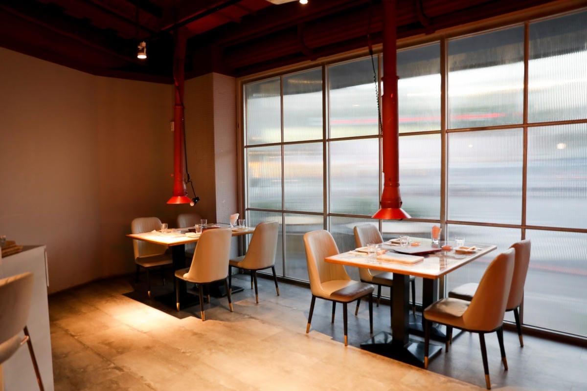 台中食記｜台中高級燒肉推薦！Eartha燒肉餐酒館 夢幻燒肉珠寶盒，桌邊代烤服務，親子寵物友善餐廳