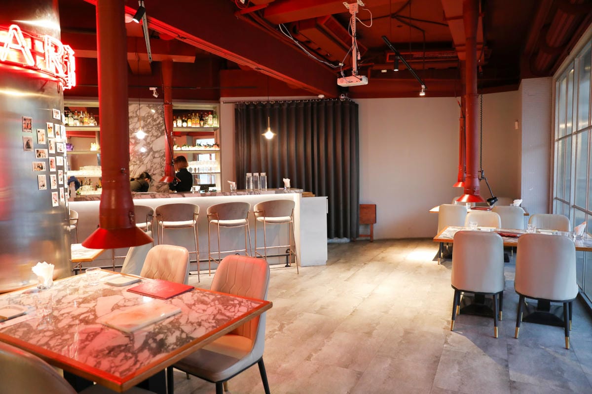 台中食記｜台中高級燒肉推薦！Eartha燒肉餐酒館 夢幻燒肉珠寶盒，桌邊代烤服務，親子寵物友善餐廳