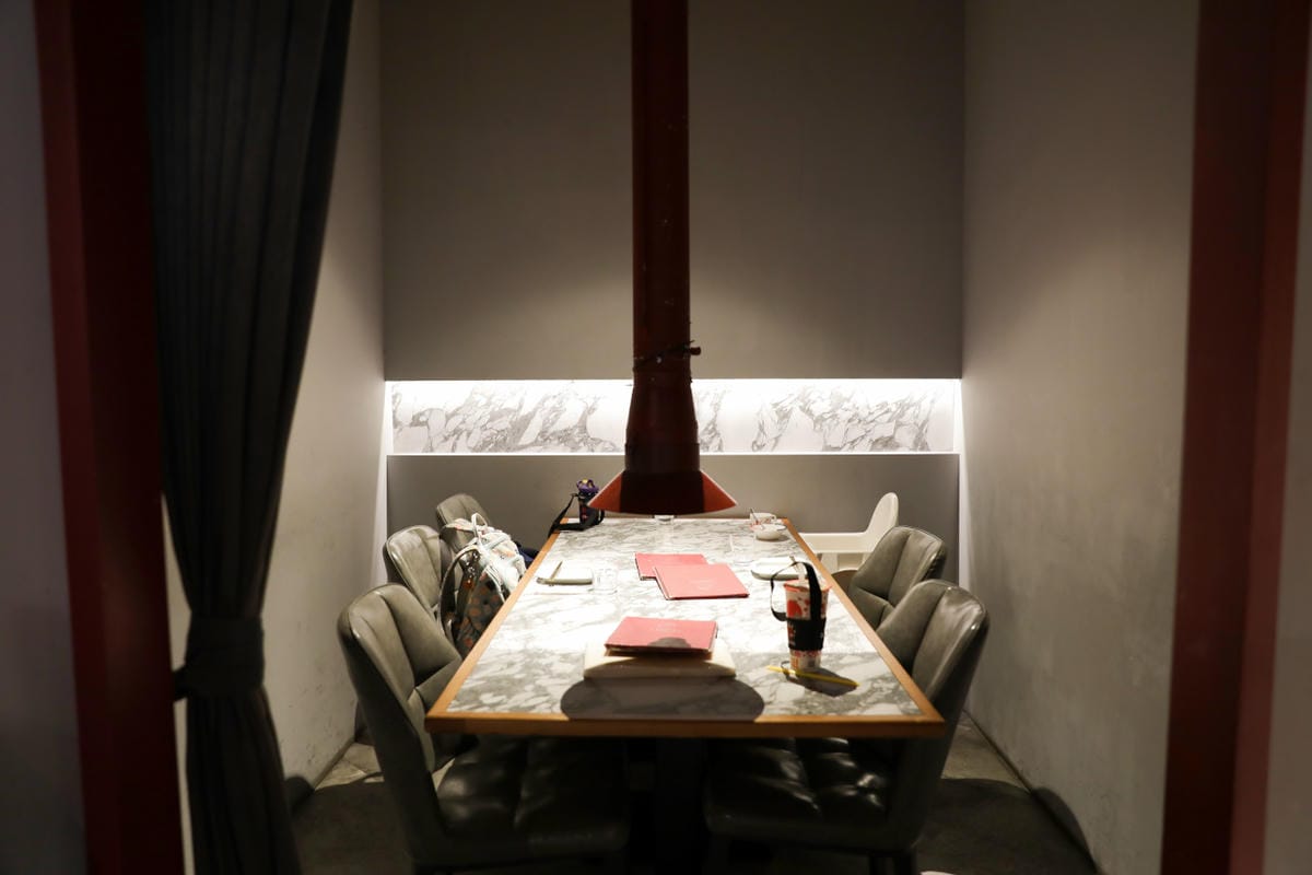 台中食記｜台中高級燒肉推薦！Eartha燒肉餐酒館 夢幻燒肉珠寶盒，桌邊代烤服務，親子寵物友善餐廳