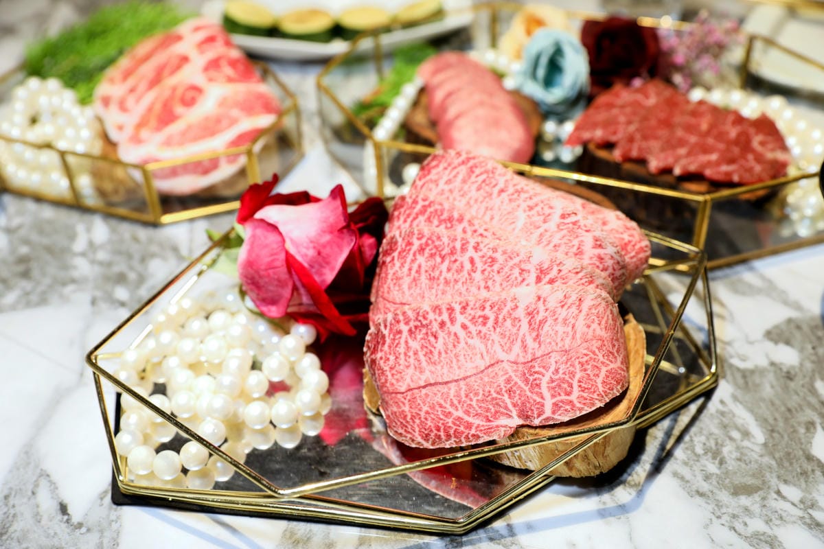台中食記｜台中高級燒肉推薦！Eartha燒肉餐酒館 夢幻燒肉珠寶盒，桌邊代烤服務，親子寵物友善餐廳